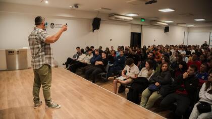 "Una de las cosas más emocionantes para mí es ver cómo los alumnos aplican lo que aprenden en sus vidas y en sus trabajos", dice el fundador del programa