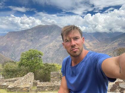 Una de las cosas que más valora de su trabajo son las vacaciones, que según los diferentes contratos pueden ser de hasta cuatro meses, lo que le permite viajar, una de sus pasiones