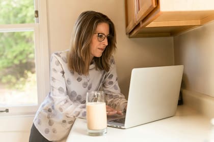Una de las creencias populares es que un vaso de leche calienta favorece el descanso, pero no funciona para todos. Foto: Unsplash