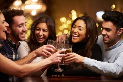 Una de las cualidades que tiene la persona de la opción 2 es que disfruta mucho de los eventos sociales, por lo que es una persona ideal para invitar a fiestas