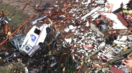 Una de las cuatro personas fallecidas en todo el estado fue encontrada entre los escombros cerca de un bar en el centro de Sulphur