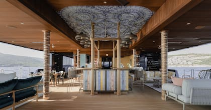 Una de las cubiertas exteriores del Pink Shadow, con una gran barra de tragos central (foto: designunlimited.net)