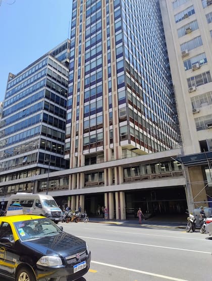 Una de las cuevas funciona en avenida Corrientes 327.