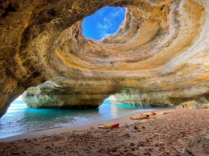Una de las cuevas más famosas, Algar de Benagil, es uno de los lugares a los que se puede acceder en Paddle Surf o Kayak.