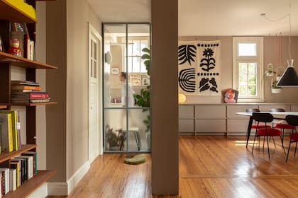 Una de las decisiones clave fue la de eliminar una pared que dividía dos ambientes para lograr un estar amplio y luminoso que une living, comedor diario y cocina.