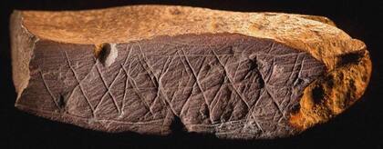 Una de las deliberadamente grabadas piezas de ocre de la Cueva de Blombos