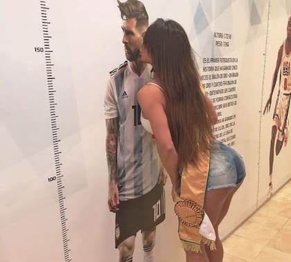 Una de las demostraciones de amor de "Miss Bumbum" al crack argentino.