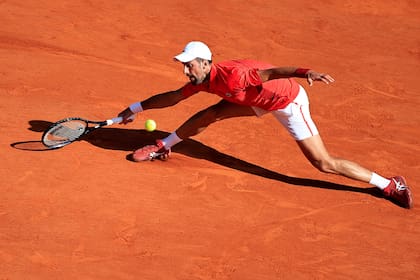 Una de las destrezas de Djokovic: la elasticidad; el serbio volvió a una semifinal de Mónaco al cabo de nueve años.