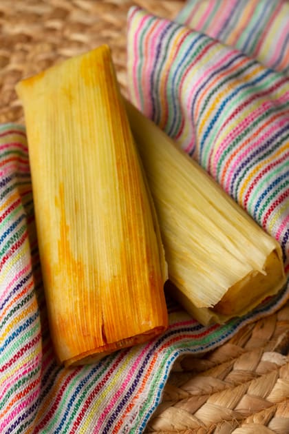 Una de las diferencias entre el tamal de elote guatemalteco y el mexicano es que el primero se prepara con queso desmenuzado, mientras que la versión mexicana generalmente no lo incluye