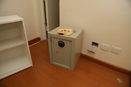 Una de las dos cajas fuertes en la oficina de Muñoz