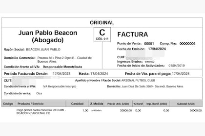 Una de las dos facturas en dlares que present Juan Pablo Beacon, ex directivo de la AFA, por su asesoramiento a Arsenal de Sarand, el club de los Grondona