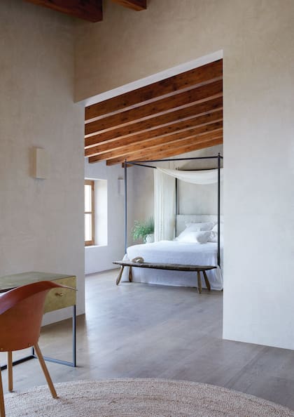 Una de las dos habitaciones principales. Ambas tienen la cama alejada del escritorio y el baño en suite