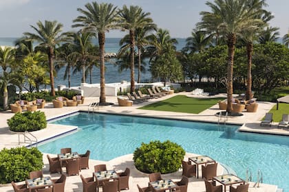 Una de las dos piletas del St. Regis Bal Harbour está diseñada para familias, mientras que la otra es exclusiva para mayores de 18 años