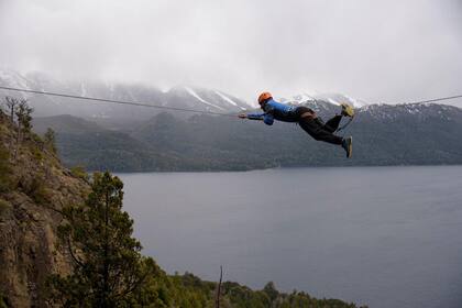 Una de las dos técnicas que mostraron para cruzar en tirolesa en un sector del cerro Ventana