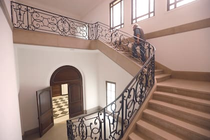 Una de las escaleras de la casona