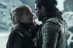 Emilia Clarke se emocionó al confirmar la serie de Jon Snow