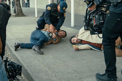 Una de las escenas de acción de la película, con Villegas y Méndez en el suelo