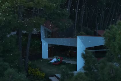 Una de las escenas de La habitación de al lado, que enfoca el jardín de la casa madrileña.