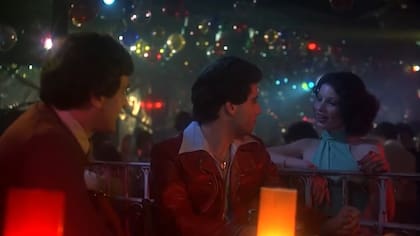 Una de las escenas que comparten Fran Drescher y John Travolta en Saturday Night Fever -Fiebre de Sábado por la Noche-