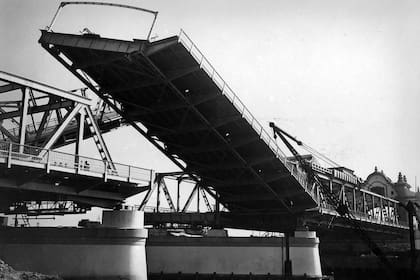 Una de las esclusas en pleno movimiento ascendente durante las pruebas en 1938.