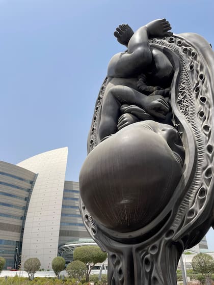 Una de las esculturas de Damien Hirst que provocaron polémica entre los islámicos por los cuerpos desnudos