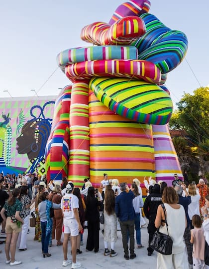 Una de las esculturas de Marta Minujín instaladas en Miami