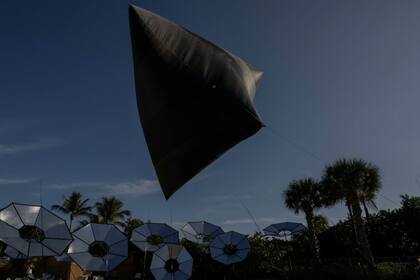 Una de las esculturas solares de Tomás Saraceno que integran el proyecto Albedo en Art Basel Miami