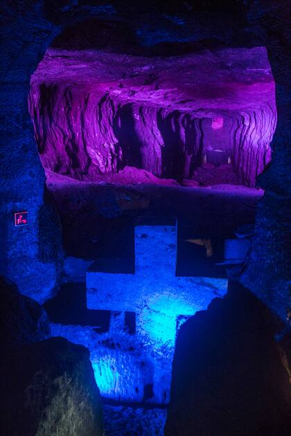 Una de las estaciones del Vía Crucis, representada en roca de sal tallada como arte abstracto.