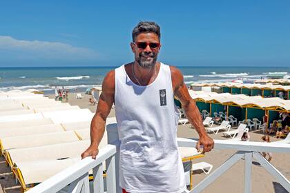 Una de las extensas playas del sur marplatense es el refugio de Luciano Castro durante la temporada de verano