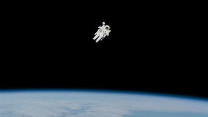 Una de las famosas fotos de Bruce McCandless en el espacio