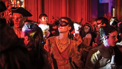 Una de las fiestas semi privadas organizadas por We Are The Oracle, con máscaras venecianas para todos los participantes