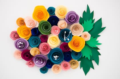 Una de las formas más simples de hacer flores es con una tira de papel enrollada, que queda parecido a una rosa