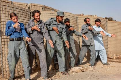 Una de las fotografías de Abd exhibidas en Arthaus: policías afganos entrenan en una base militar estadounidense en Kandahar, Afganistán, en 2010