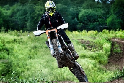 Una de las fotografías practicando motociclismo