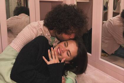 Una de las fotos con las que Selena Gómez anunció su compromiso con Benny Blanco