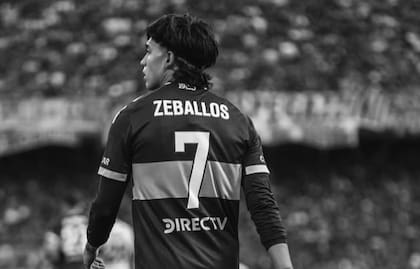 Una de las fotos en blanco y negro que compartió Zeballos tras la derrota de Boca frente a Racing