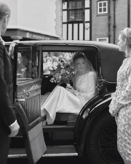 Una de las fotos oficiales de la boda en la que vemos a Olivia a punto de descender del Bentley de 1930 en el que llegó a la catedral de Chester para casarse con el soltero menor de 40 más rico de Gran Bretaña.