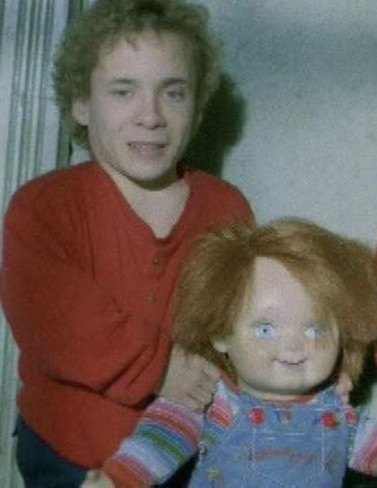 Una de las fotos que compartió Kayse de Ed y el muñeco de Chucky años atrás (Foto: Facebook Kayse Gale)