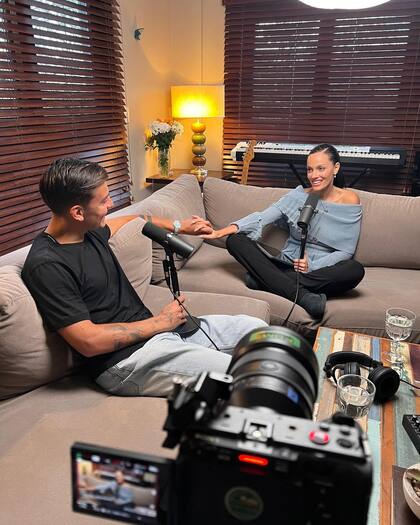 Una de las fotos que eligió la influencer fue la que les tomaron el día en el que Dybala participó de su pódcast (Foto: Instagram @orianasabatini)