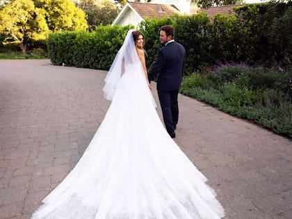 Una de las fotos que los novios compartieron en sus redes sociales, donde se puede ver la larguísima cola que diseñó Giorgio Armani para Katherine Schwarzenegger en su boda con Chris Pratt