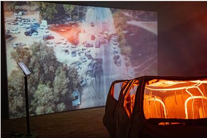Una de las fotos que pueden verse en la exhibición Nova. Muchos asistentes del Nova fueron asesinados en sus autos. Laura e Itamar lograron sobrevivir. El único destino cercano que Waze les indicaba era el Kibbutz Nir Oz, por lo que decidieron dirigirse hacia allí con la esperanza de que alguien los recibiera. No sabían que iban directo a uno de los principales focos de los ataques planificados por Hamás.