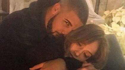 Una de las fotos que subió JLo a su cuenta de Instagram, abrazada con Drake