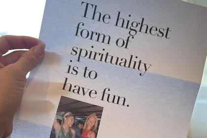 Una de las frases: “The highest form of spirituality is to have fun” (‘La forma más
elevada de espiritualidad es divertirse’)