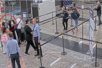 Una de las funcionarias de Aduana que facilitó el andén especial por fuera de los controles para Arrieta y la tripulación