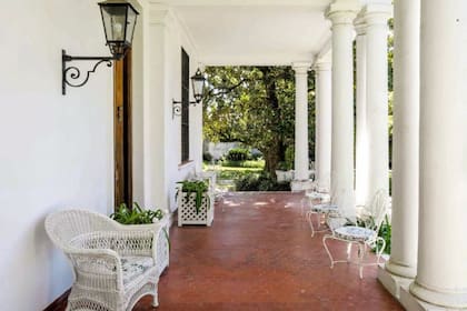 Una de las galerías de la casa, de estilo colonial, que conecta con el extenso parque