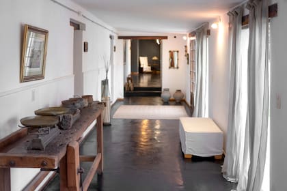 Una de las galerías del casco, decorada con objetos y tonos rústicos