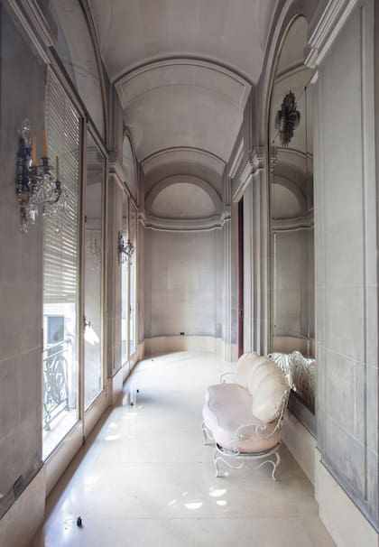 Una de las galerías, en el primer piso, orientada al jardín