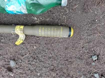 Una de las granadas de fusil encontradas en Ezeiza