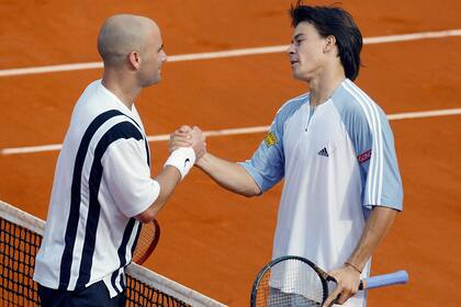 Una de las grandes victorias de su carrera: sobre Andre Agassi en el court central de Roland Garros, en 2003.