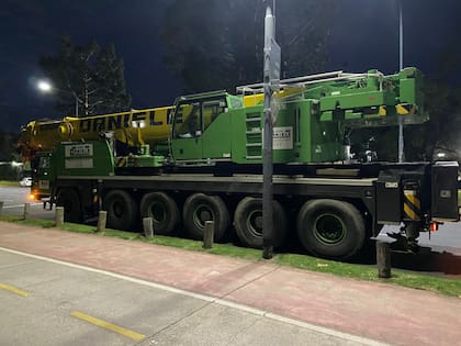 Una de las grúas que removerá los trenes del puente